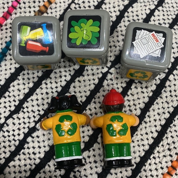 Recycling kids figurines and trash cans - Picture 2 of 4
